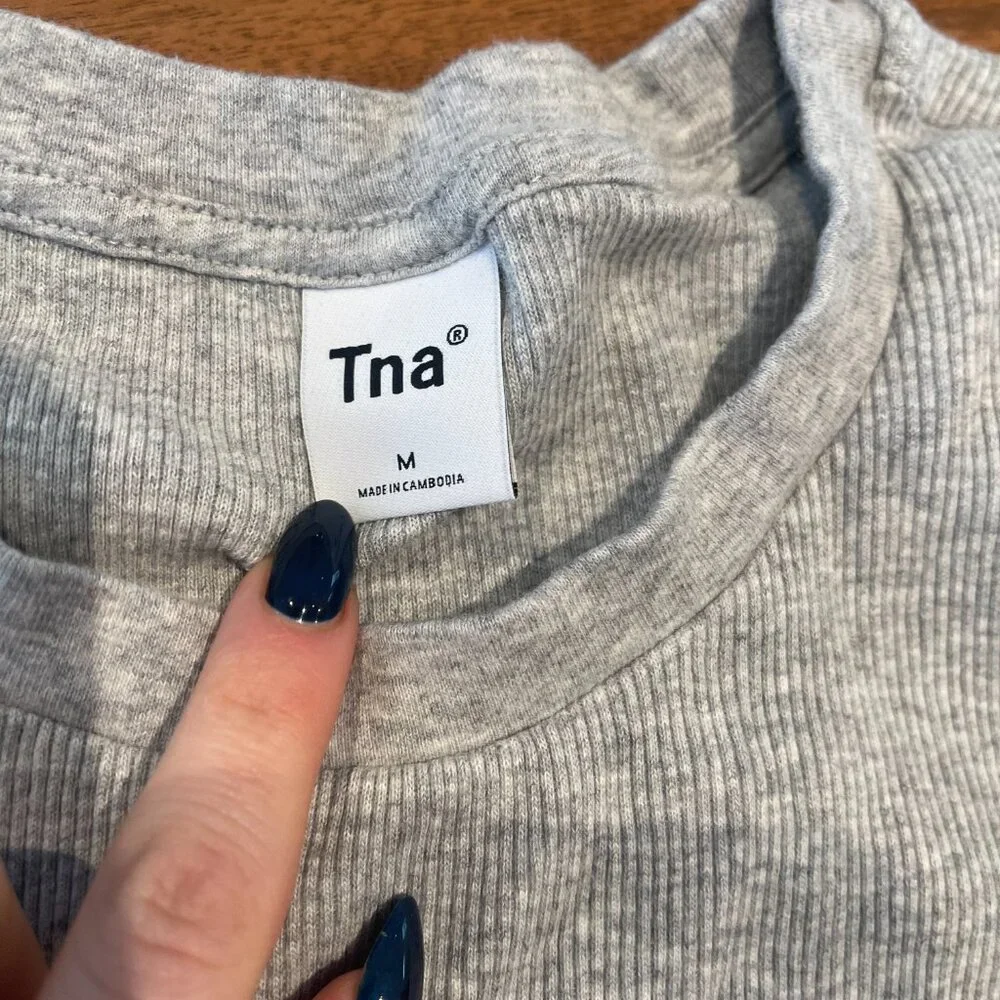 ✨ Gray Ribbed Tee | TNA - Picture 3 of 4